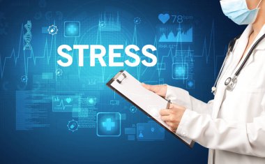 Genç doktor notlar yazıyor.