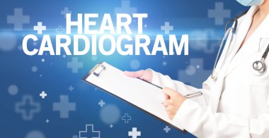 Doktor panoya notlar yazar.