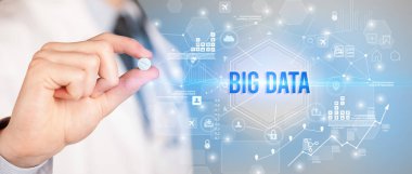 Doktor ilaç veriyor.