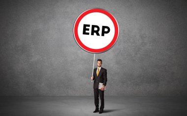 Genç iş adamı trafik işaretini aldı