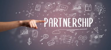 İşletme yazıtlarına işaret eden kırpılmış elin yakın çekimi