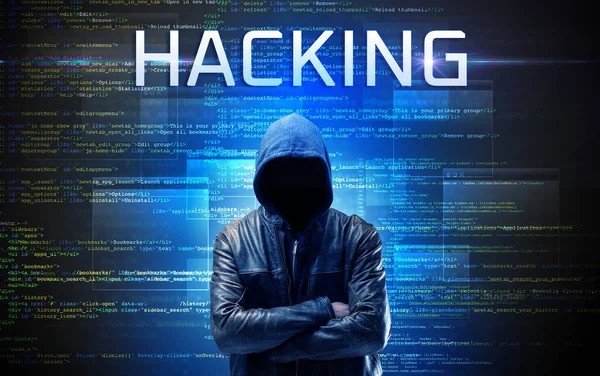 Hacker senza volto su sfondo codice — Foto Stock