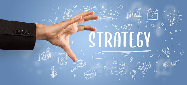 Крупный план обрезанной руки, указывающий на деловую надпись