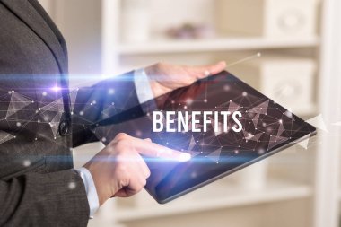 Tablet kullanarak elleri kapat