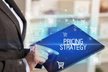 Genç adam tabletle alışveriş yapıyor.