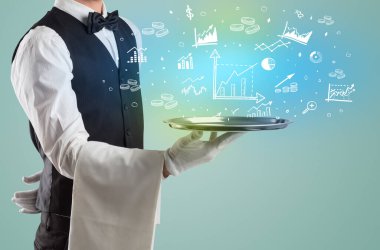 Smokinli yakışıklı garson para ikonlarını tepside tutuyor.