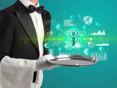 Smokinli yakışıklı garson para birimi simgelerini tepside tutuyor.