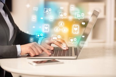 Sosyal medya ağında sörf yapan genç kişi