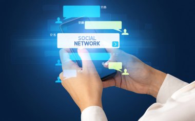 Sosyal medya kavramına sahip akıllı telefon kullanımı