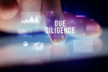 İş grafikleri ve simgeler konseptiyle tablete dokunmak