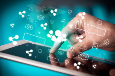 Tablet, sosyal medya kavramı kullanan bir elin yakın plan çekimi