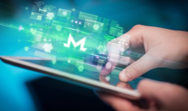 Tablet, para birimi kavramı kullanan bir elin yakın plan görüntüsü