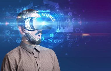 İş adamı VR gözlüklerinden bakıyor.