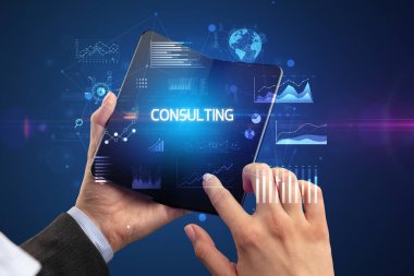 İş adamı katlanabilir bir akıllı telefon tutuyor, iş konsepti