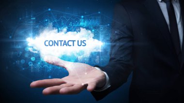 Motivasyon mesajı taşıyan iş adamının eli