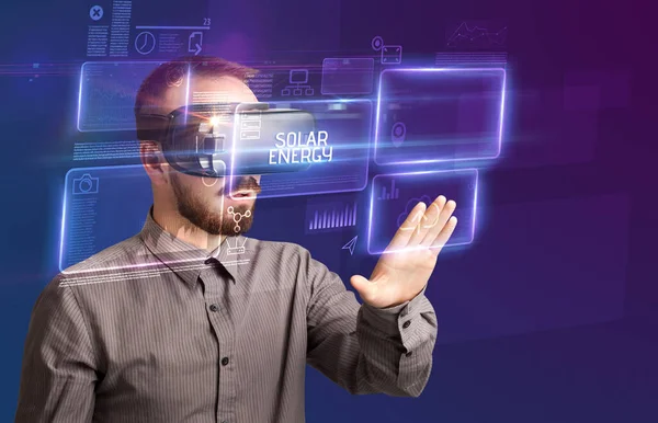 Hombre de negocios mirando a través de gafas de realidad virtual, concepto de tecnología — Foto de Stock