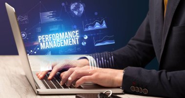 Dizüstü bilgisayar ve iş konsepti üzerinde çalışan iş adamı