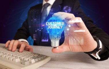 Elinde ampul tutan bir iş adamı, yeni iş konsepti