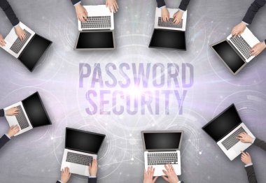 Bir dizüstü bilgisayarın önünde bir grup insan, güvenlik kavramı