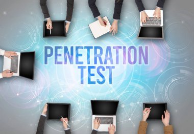 Bir dizüstü bilgisayarın önünde bir grup insan, güvenlik kavramı