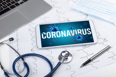 Beyaz yüzeyde tablet pc ve doktor araçları