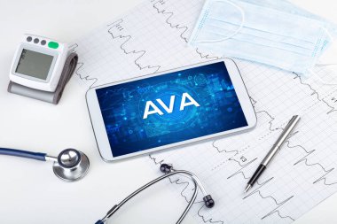 Tıbbi kısaltmalı bir tabletin yakın plan görüntüsü