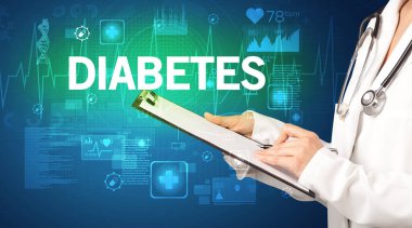 Genç doktor notlar yazıyor.