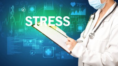 Genç doktor notlar yazıyor.