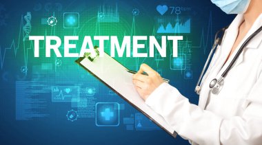 Genç doktor notlar yazıyor.