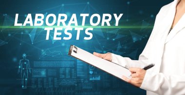 Doktor panoya notlar yazıyor, tıbbi teşhis konsepti.