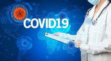 Doktor tıbbi kayıtları dolduruyor.