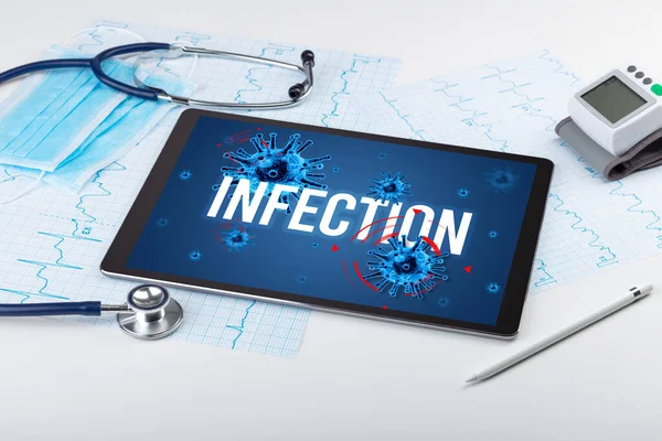 Tablettdator och läkarverktyg på vit yta — Stockfoto