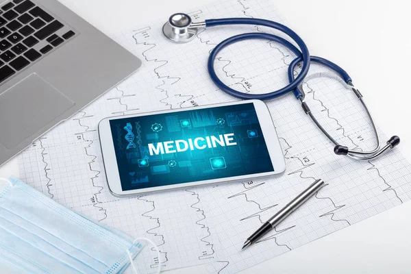 Tablet PC y cosas médicas — Foto de Stock