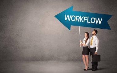 Gündelik trafik levhasındaki genç iş adamı.