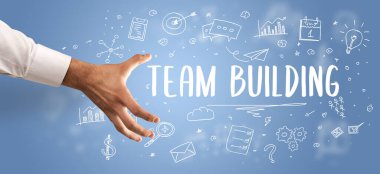 İşletme yazıtlarına işaret eden kırpılmış elin yakın çekimi