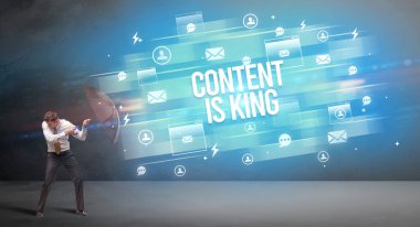 Şemsiye konseptiyle savunma yapan iş adamı