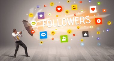 Sosyal medyadan şemsiyeyle savunma yapan iş adamı