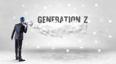 Sosyal medya konsepti üzerinde çalışan mühendis