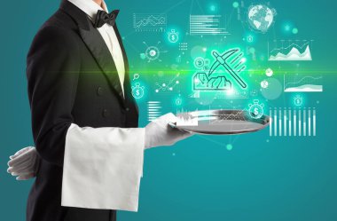 Smokinli yakışıklı garson para birimi simgelerini tepside tutuyor.