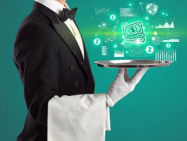 Smokinli yakışıklı garson para birimi simgelerini tepside tutuyor.