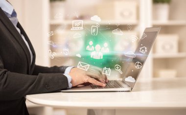 İşadamı yeni iş konseptiyle dizüstü bilgisayarda çalışıyor