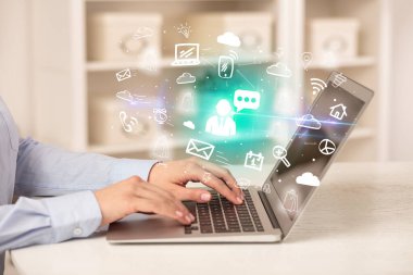 İşadamı yeni iş konseptiyle dizüstü bilgisayarda çalışıyor