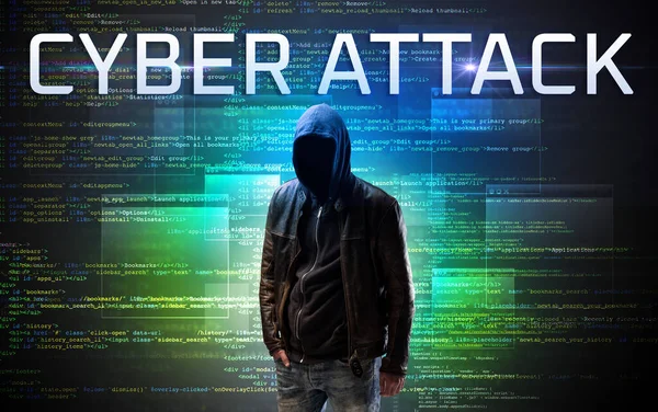 Gesichtsloser Hacker mit Code-Hintergrund — Stockfoto