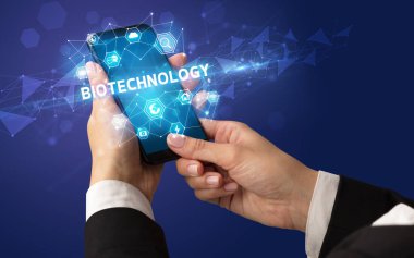 Teknoloji kavramına sahip akıllı telefon kullanımı