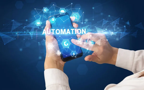Teknoloji kavramına sahip akıllı telefon kullanımı