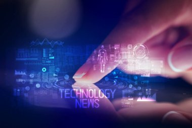 Web teknolojisi simgeleriyle tablete dokunmak