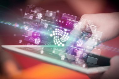 Tablet, para birimi kavramı kullanan bir elin yakın plan görüntüsü