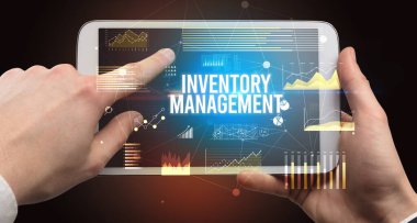 İşletme yazıtlı tableti tutan ellerin yakın çekimi