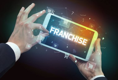 Alışveriş yazısıyla el ele tutuşma tabletinin yakın çekimi