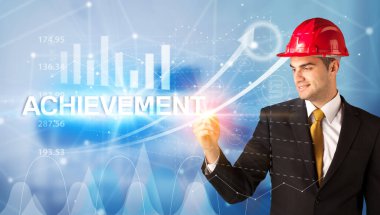 Miğfer konsepti olan genç iş adamı.